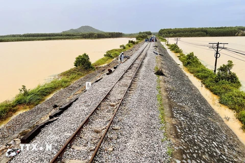 Đoạn đường sắt qua khu gian Sa Lung-Tiên An bị nước lũ gây hư hỏng nặng với tổng chiều dài hơn 1,3km đã được khắc phục, thông tuyến chiều 29/10. (Ảnh: Nguyên Linh/TTXVN)