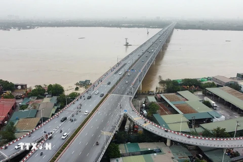 Giao thông trên cầu Vĩnh Tuy. (Ảnh: Hoàng Hiếu/TTXVN) 