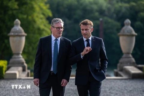 Thủ tướng Anh Keir Starmer (trái) và Tổng thống Pháp Emmanuel Macron tại cuộc gặp ở Oxford, Anh, ngày 18/7/2024. (Ảnh: Getty Images/ TTXVN)