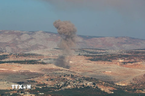 (Tư liệu) Khói bốc lên sau một vụ không kích tại Idlib, Syria. (Ảnh: AFP/TTXVN)