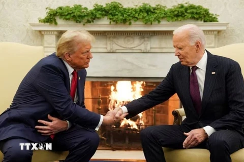 Tổng thống Mỹ Joe Biden (phải) trong cuộc gặp Tổng thống đắc cử Donald Trump tại Nhà Trắng ở Washington DC., ngày 13/11/2024. (Ảnh: REUTERS/TTXVN)