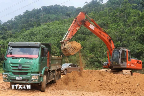 Trong năm 2024, huyện Nam Trà My đã triển khai đồng thời các khu tái định cư tập trung và tái định cư xen ghép tại chỗ cho 250 hộ đồng bào ở các xã Trà Tập, Trà Cang, Trà Linh và Trà Vân. (Ảnh: Đoàn Hữu Trung/TTXVN) 