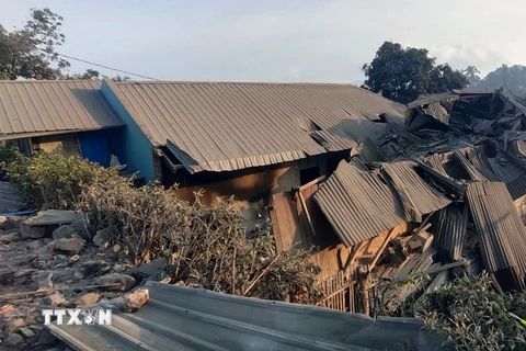 Căn nhà bị phá hủy khi núi lửa Lewotobi phun trào tại Đông Nusa Tenggara, Indonesia ngày 4/11/2024. (Ảnh: THX/TTXVN)