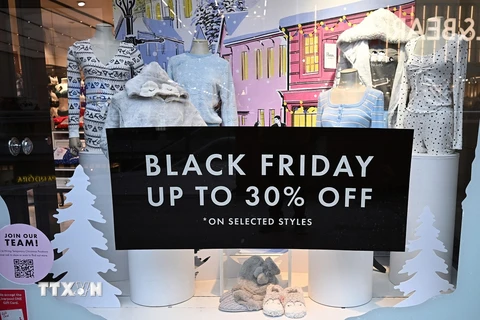 Một cửa hàng treo biển giảm giá dịp Black Friday. (Ảnh: AFP/TTXVN)