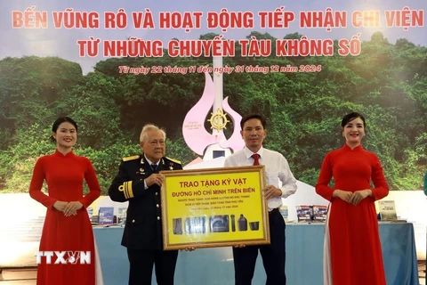 Anh hùng Lực lượng vũ trang Nhân dân Hồ Đắc Thạnh, nguyên Thuyền trưởng tàu 41, trao tặng hiện vật về Tàu Không số cho Bảo tàng tỉnh Phú Yên. (Ảnh: Xuân Triệu/TTXVN) 