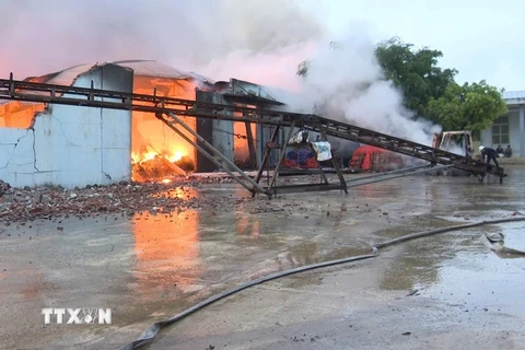 Hiện trường vụ cháy tại nhà xưởng của Công ty trách nhiệm hữu hạn Dịch vụ và Sản xuất Tam Phát. (Ảnh: TTXVN)