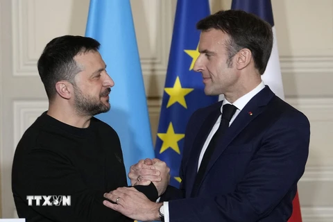 Tổng thống Pháp Emmanuel Macron (phải) trong cuộc họp báo chung với người đồng cấp Ukraine Volodymyr Zelensky tại Paris, ngày 16/2/2024. (Ảnh: AFP/TTXVN)