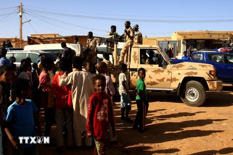 Cảnh sát vũ trang làm nhiệm vụ tại khu vực kiểm soát bởi quân đội Sudan ở Omdurman, bang Khartoum ngày 26/10/2024. (Ảnh: THX/TTXVN)