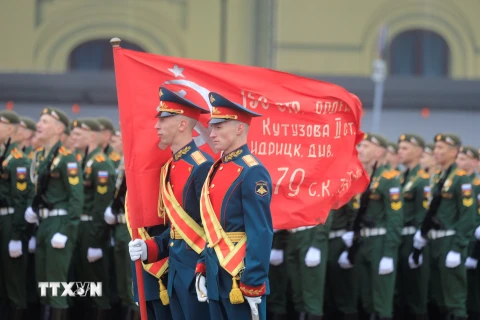 Lá cờ chiến thắng của Hồng quân Liên Xô là biểu tượng của buổi lễ. (Ảnh: Trần Hiếu/TTXVN)