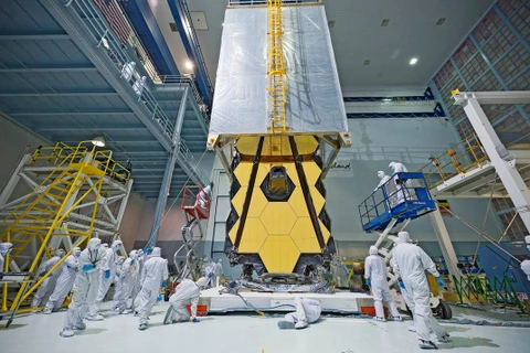 Theo kế hoạch, kính JWST sẽ được vận chuyển đến Guiana thuộc Pháp và sẽ được đưa vào không gian vào ngày 31/10. (Nguồn: smithsonianmag.com)