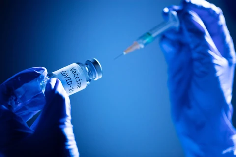 Vaccine đang được thử nghiệm kết hợp kháng nguyên do Sanofi phát triển, với công nghệ bổ trợ của GSK. (Nguồn: politico.eu)