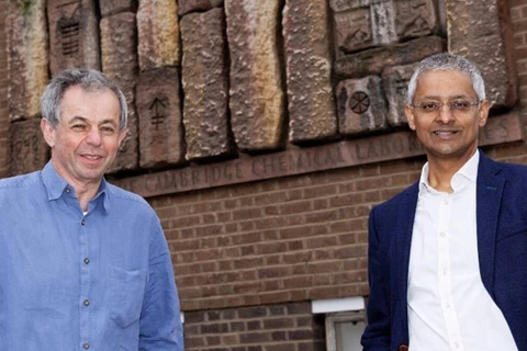 Giáo sư David Klenerman (trái) và giáo sư Shankar Balasubramanian của Đại học Cambridge. (Nguồn: indianexpress.com)