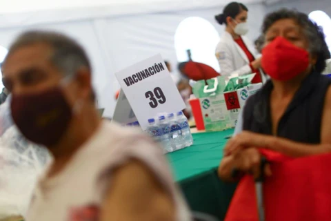 Mexico đang tiến hành tiêm chủng cho người dân ở độ tuổi 50-59 tuổi, sau khi tiêm ít nhất 1 mũi cho đội ngũ y tế tuyến đầu chống dịch và người ngoài 60 tuổi. (Nguồn: reuters.com)