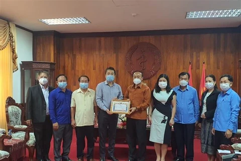 Trung ương Đoàn Thanh niên Cộng sản Hồ Chí Minh cùng gia đình ông Trần Việt Tuấn hỗ trợ Chính phủ và nhân dân Lào phòng chống dịch. (Ảnh: Thu Phương/TTXVN)