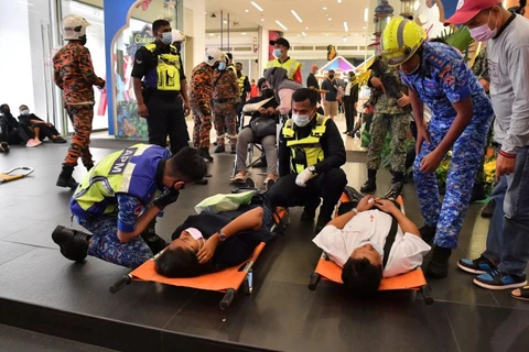 Nhân viên cấp cứu chăm sóc các nạn nhân trong vụ tai nạn tàu cao tốc, tại ga Kampung Baru hôm 24/5. (Nguồn: straitstimes.com)