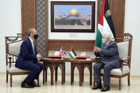 Tổng thống Palestine Mahmoud Abbas (phải) gặp Ngoại trưởng Anh Dominic Raab tại Ramallah, Bờ Tây, hôm 26/5. (Nguồn: saudigazette.com.sa)