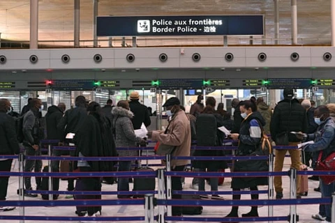 Hành khách tại sân bay Charles-de-Gaulle, gần Paris. (Nguồn: theguardian.com)