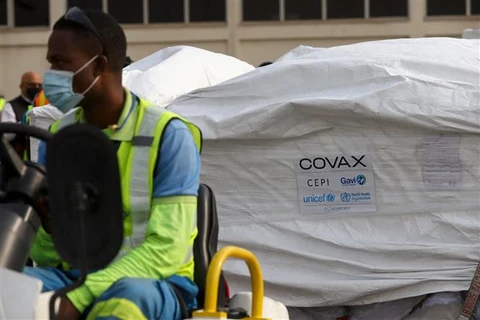 Lô vaccine ngừa COVID-19 đầu tiên thuộc chương trình COVAX được chuyển tới Accra, Ghana, ngày 24/2/2021. (Ảnh: AFP/TTXVN)
