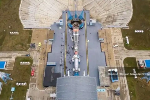 Bức ảnh tài liệu do Roscosmos công bố ngày 27/5, cho thấy hình ảnh bệ phóng và tên lửa đẩy Soyuz với 36 vệ tinh của Anh tại sân bay vũ trụ Vostochny. (Nguồn: wionews.com)