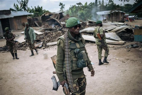 Binh sĩ CHDC Congo tuần tra tại làng Manzalaho gần thị trấn Beni, sau khi xảy ra một vụ tấn công ngày 18/2/2020. (Ảnh: AFP/TTXVN)