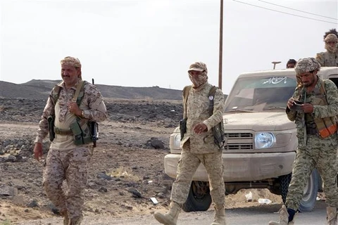 Lực lượng trung thành với chính phủ Yemen giao tranh với các tay súng Houthi, tại Marib, đông bắc Yemen hồi đầu tháng Năm. (Ảnh: AFP/TTXVN)