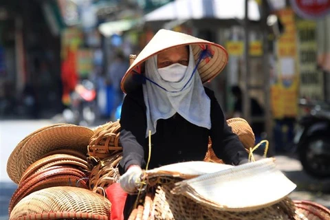 Nền nhiệt tại Hà Nội hiện phổ biến từ 38-40 độ C, có nơi trên 40 độ C. (Ảnh: Phan Tuấn Anh/TTXVN)
