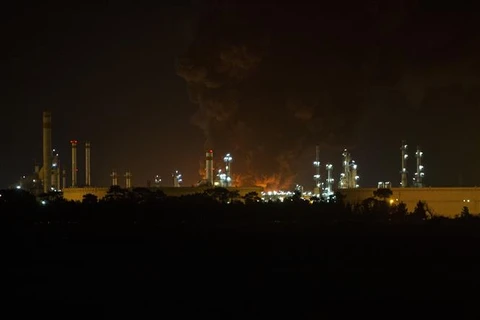 Khói lửa bốc lên tại hiện trường vụ hoả hoạn nhà máy lọc dầu ở khu vực phía Nam thủ đô Tehran, Iran ngày 3/6/2021. (Ảnh: THX/TTXVN)