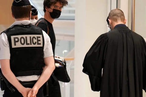 Juan Branco, luật sư bào chữa cho bị cáo (giữa, khẩu trang đen) đến phòng xử án tại Paris, ngày 3/6/2021. (Nguồn: news10.com)