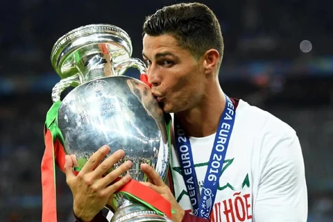 Cristiano Ronaldo hôn lên chiếc Cúp Henri Delaunay khi Bồ Đào Nha đăng quang ngôi vô địch tại EURO 2016. (Nguồn: uefa.com)