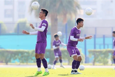 Tiền đạo Tiến Linh (trái) cùng đồng đội trên sân tập tại Dubai, ngày 3/6/2021. (Ảnh: Hoàng Linh/TTXVN)