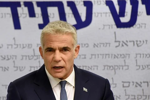 Lãnh đạo đảng Yesh Atid đối lập của Israel, ông Yair Lapid trong cuộc họp báo tại Quốc hội ở Jerusalem ngày 31/5/2021. (Ảnh: AFP/TTXVN)