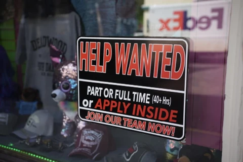Một tấm biển tuyển người làm được treo trên cửa sổ của một cửa hàng dọc phố Main, ở Deadwood, S.D. ở Mỹ. (Nguồn: pressherald.com)