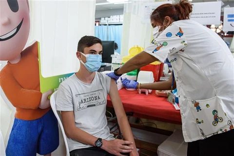 Nhân viên y tế tiêm vaccine ngừa COVID-19 cho người dân tại thành phố Kiryat Shemona, Israel ngày 6/6/2021. (Ảnh: THX/TTXVN)