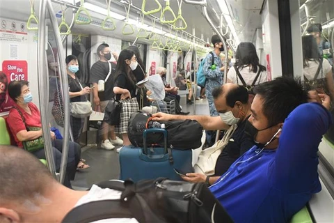 Người dân đeo khẩu trang phòng dịch COVID-19 trên tàu điện ngầm tại Singapore ngày 14/5/2021. (Ảnh: THX/TTXVN)