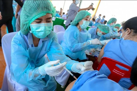 Tiêm vaccine ngừa COVID-19 cho người dân tại Samut Prakan, Thái Lan, ngày 3/6/2021. (Ảnh: AFP/TTXVN)