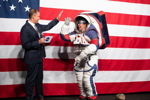 NASA đã tiết lộ một nguyên mẫu trên mặt đất của bộ đồ xEMU vào năm 2019, tại trụ sở NASA tại Washington. (Nguồn: cnn.com)