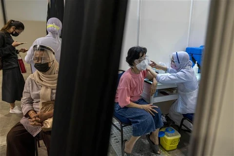 Tiêm chủng vaccine ngừa COVID-19 tại Kuala Lumpur, Malaysia, ngày 31/5/2021. (Ảnh: THX/TTXVN)