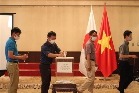 Cán bộ, nhân viên sứ quán cùng kiều bào Việt Nam tại Nhật Bản quyên góp ủng hộ Quỹ vaccine phòng COVID-19 (Ảnh: Đào Thanh Tùng/TTXVN)