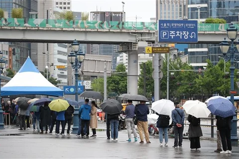 Người dân xếp hàng chờ xét nghiệm COVID-19 tại Seoul, Hàn Quốc, ngày 21/5/2021. (Ảnh: Yonhap/TTXVN)