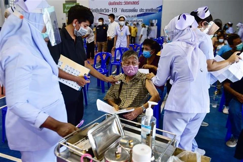 Tiêm chủng vaccine ngừa COVID-19 tại Narathiwat, Thái Lan, ngày 7/6/2021. (Ảnh: AFP/TTXVN)