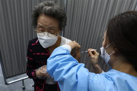 Tiêm vaccine ngừa COVID-19 tại Seoul, Hàn Quốc, ngày 1/4/2021. (Ảnh: AFP/TTXVN)