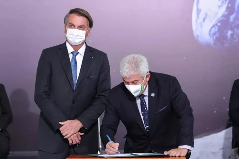 Bộ trưởng Khoa học và Công nghệ Brazil Marcos Pontes ký Hiệp định Artemis, bên cạnh Tổng thống Jair Bolsonaro vào ngày 15/6/2021. (Nguồn: space.com)