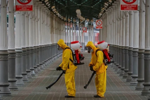 Các nhân viên của Bộ Tình trạng Khẩn cấp Nga khử khuẩn tại một nhà ga ở Moskva vào ngày 11/6 trong bối cảnh các ca nhiễm COVID-19 đang gia tăng mạnh ở nước Nga. (Nguồn: rferl.org)