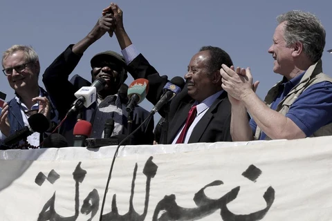 Lãnh đạo Phong trào giải phóng Sudan-miền Bắc, Abdel-Aziz al-Hilu (ở giữa bên phải), bắt tay với Thủ tướng Sudan Abdalla Hamdok tại thị trấn Kauda của Sudan, vào ngày 9/1/2020. (Nguồn: stripes.com)