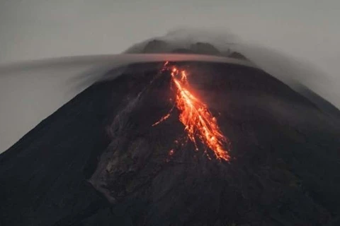 Bức ảnh chụp vào ngày 3/5/2021, cho thấy vật chất phun ra từ núi lửa Merapi, nhìn từ làng Tunggul Arum, quận Sleman ở Yogyakarta, Indonesia. (Nguồn: weather.com)