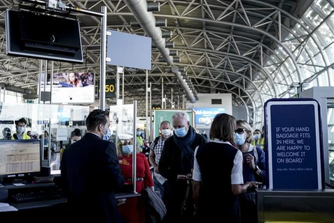 Hành khách xếp hàng tại cửa lên máy bay ở sân bay Brussels, Zaventem, Bỉ, ngày 15/6/2021. (Ảnh: AFP/TTXVN)