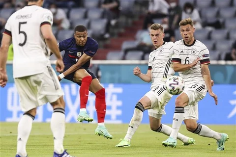 Các cầu thủ Đức (áo trắng) truy cản một cú sút của tiền đạo Pháp Kylian Mbappe trong trận đấu vòng bảng chung kết EURO 2020 tại Munich, ngày 15/6/2021. (Ảnh: THX/TTXVN)