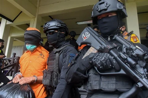 Cảnh sát áp giải các nghi can khủng bố tại Makassar, Indonesia, ngày 4/2/2021. (Ảnh: AFP/TTXVN)