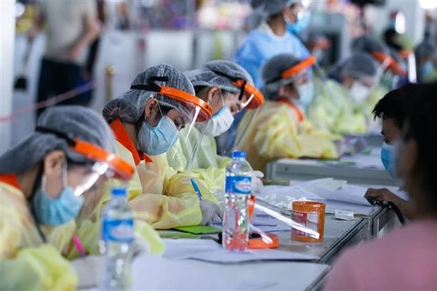 Tiêm vaccine ngừa COVID-19 tại một trung tâm tiêm chủng ở Vientiane, Lào, ngày 17/6/2021. (Ảnh: THX/TTXVN)