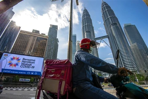 Cảnh vắng vẻ trên đường phố ở Kuala Lumpur, Malaysia, sau khi chính quyền áp đặt các biện pháp phòng dịch COVID-19 . (Ảnh: THX/TTXVN)